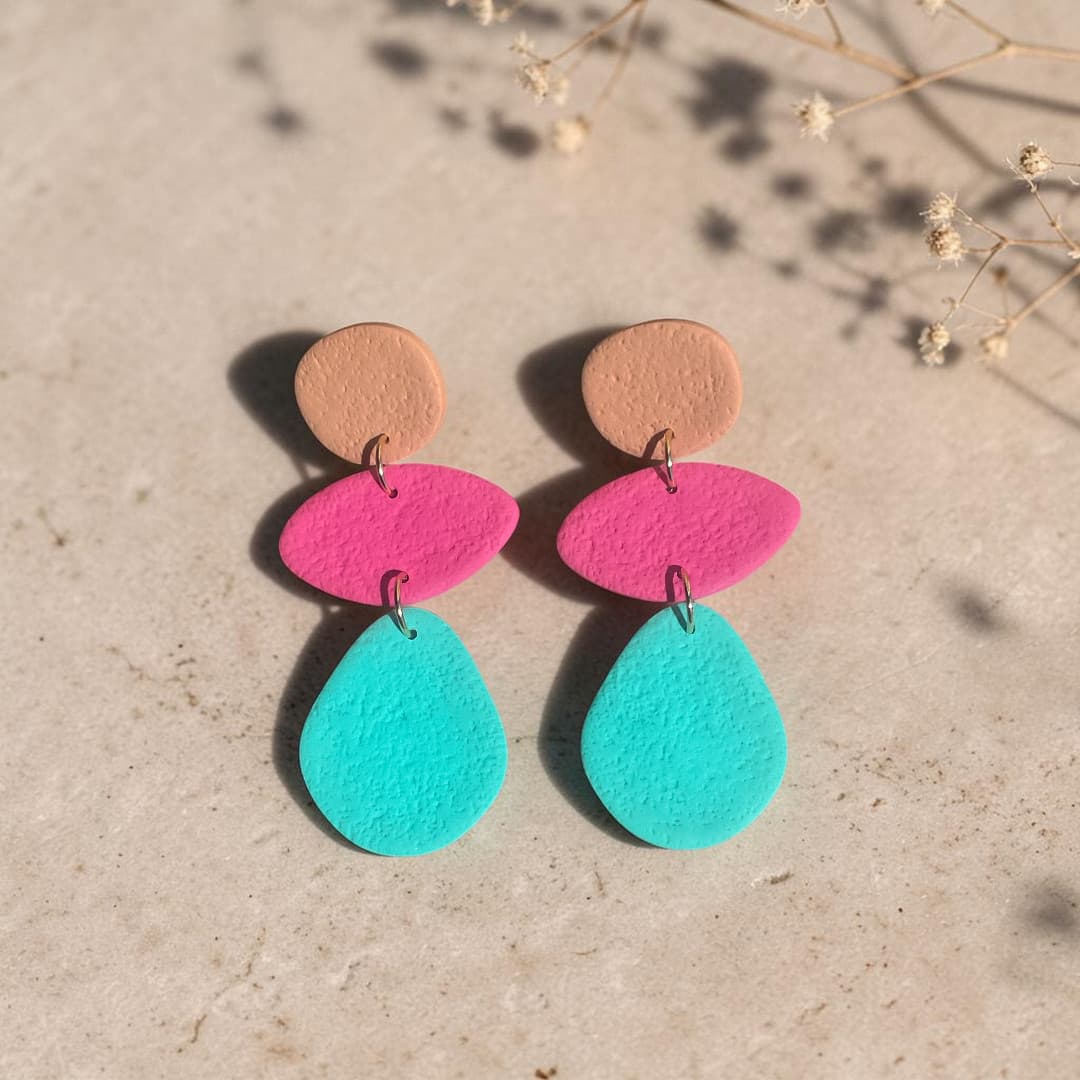 Boucles d'oreilles Baya argile polymère sable fuchsia turquoise  — Atmy Bijoux