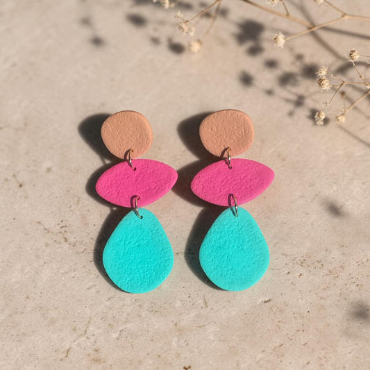 Boucles d'oreilles Baya argile polymère sable fuchsia turquoise  — Atmy Bijoux