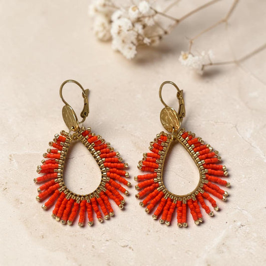 Flat lay boucles d'oreilles Héra orange et dorées tissées à la main en Provence - ATMY Bijoux