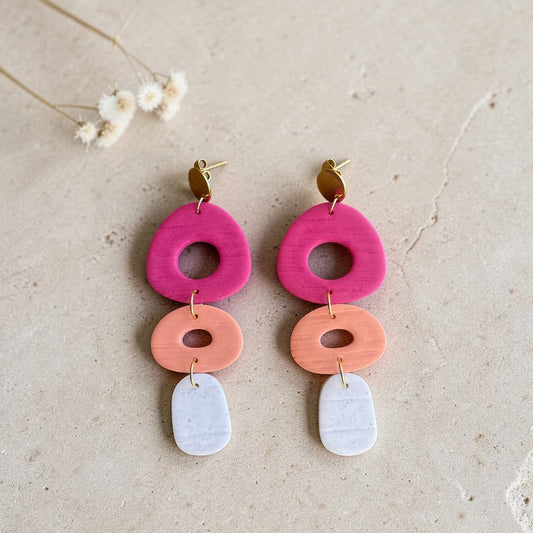 Flat lay boucles d'oreilles Joséphine fuchsia et blanc façonnées à la main en Provence - ATMY Bijoux
