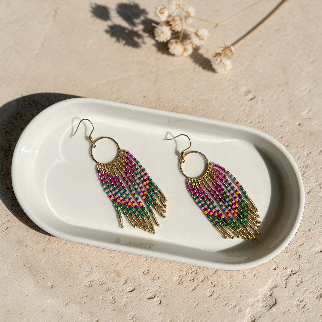 Détail boucles d'oreilles Kiara — tissage artisanal perles Miyuki doré fuchsia et vert, 7cm, hypoallergéniques