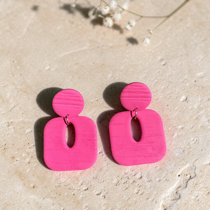 Flat lay boucles d'oreilles Lena fuchsia texturé façonnées à la main en Provence - ATMY Bijoux