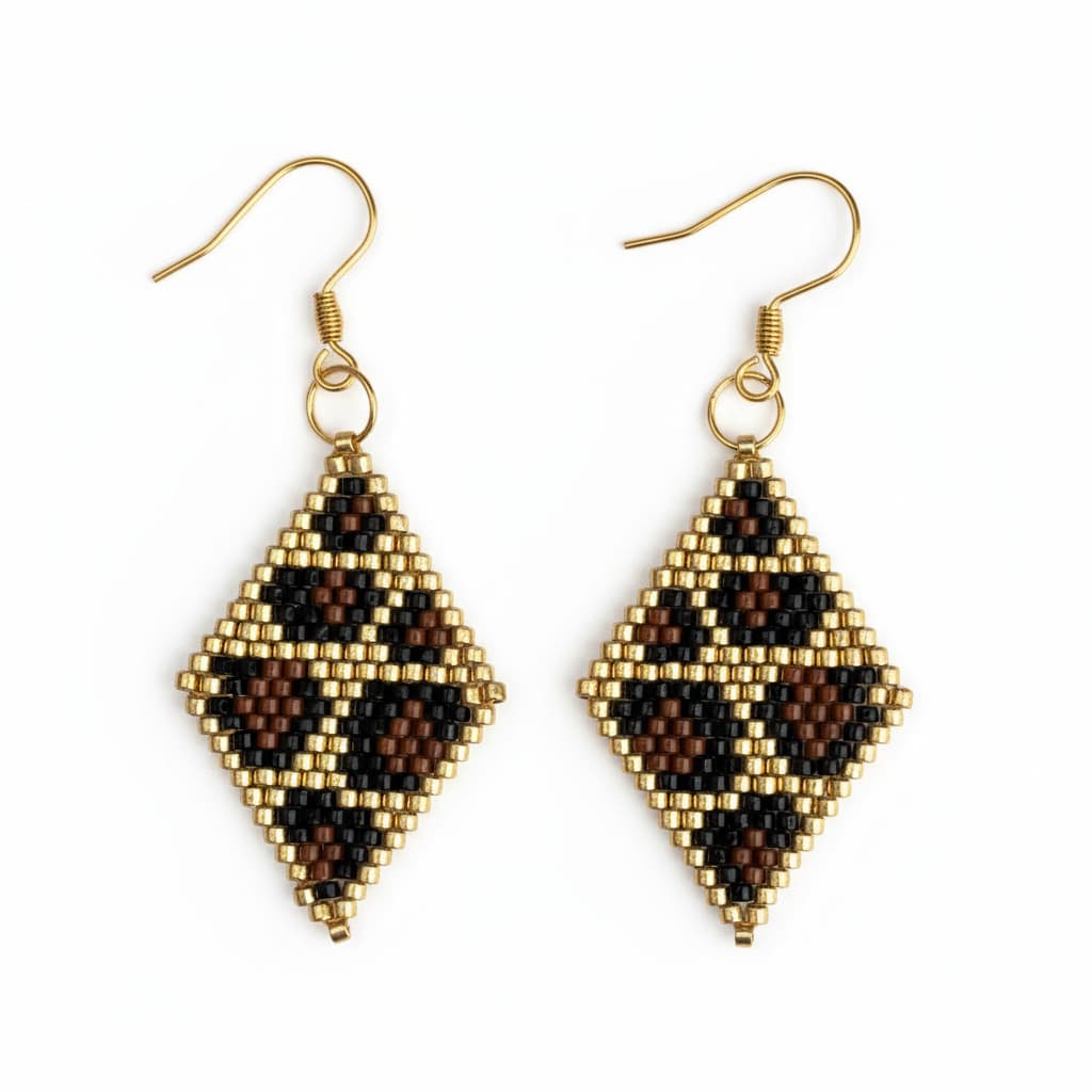 Boucles d’oreilles Nour en perles Miyuki doré, noir et cognac, tissées à la main avec crochets en acier inoxydable doré – ATMY Bijoux.