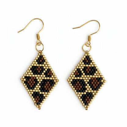 Boucles d’oreilles Nour en perles Miyuki doré, noir et cognac, tissées à la main avec crochets en acier inoxydable doré – ATMY Bijoux.