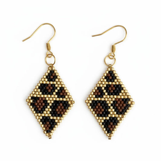 Boucles d’oreilles Nour en perles Miyuki doré, noir et cognac, tissées à la main avec crochets en acier inoxydable doré – ATMY Bijoux.