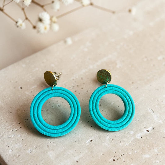 Détail boucles d'oreilles Naïa - argile polymère Calypso, 35mm, puce dorée martelée, hypoallergéniques