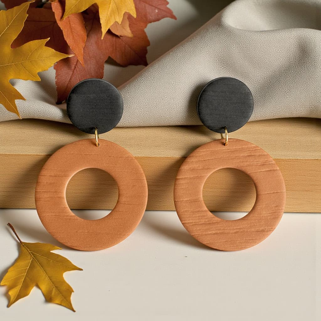 Boucles d’oreilles Aëlya marron cuir et noir en pâte polymère, fait main, structure texturée.