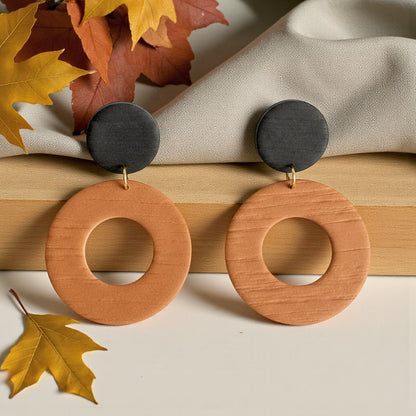 Boucles d’oreilles Aëlya marron cuir et noir en pâte polymère, fait main, structure texturée.