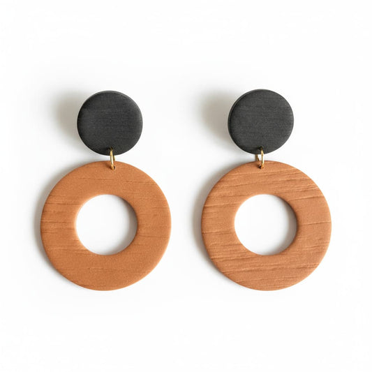 Boucles d’oreilles Aëlya marron cuir et noir en pâte polymère, fait main, structure texturée.