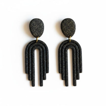 Boucles d’oreilles Alma noire en pâte polymère, création artisanale ATMY Bijoux.