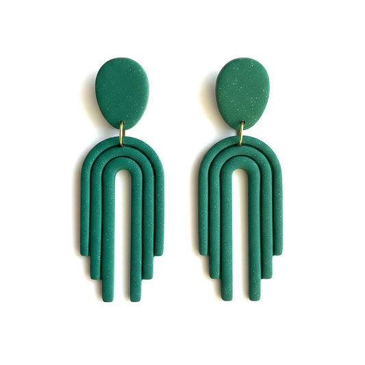 Boucles d’oreilles Alma verte en pâte polymère, création artisanale ATMY Bijoux.