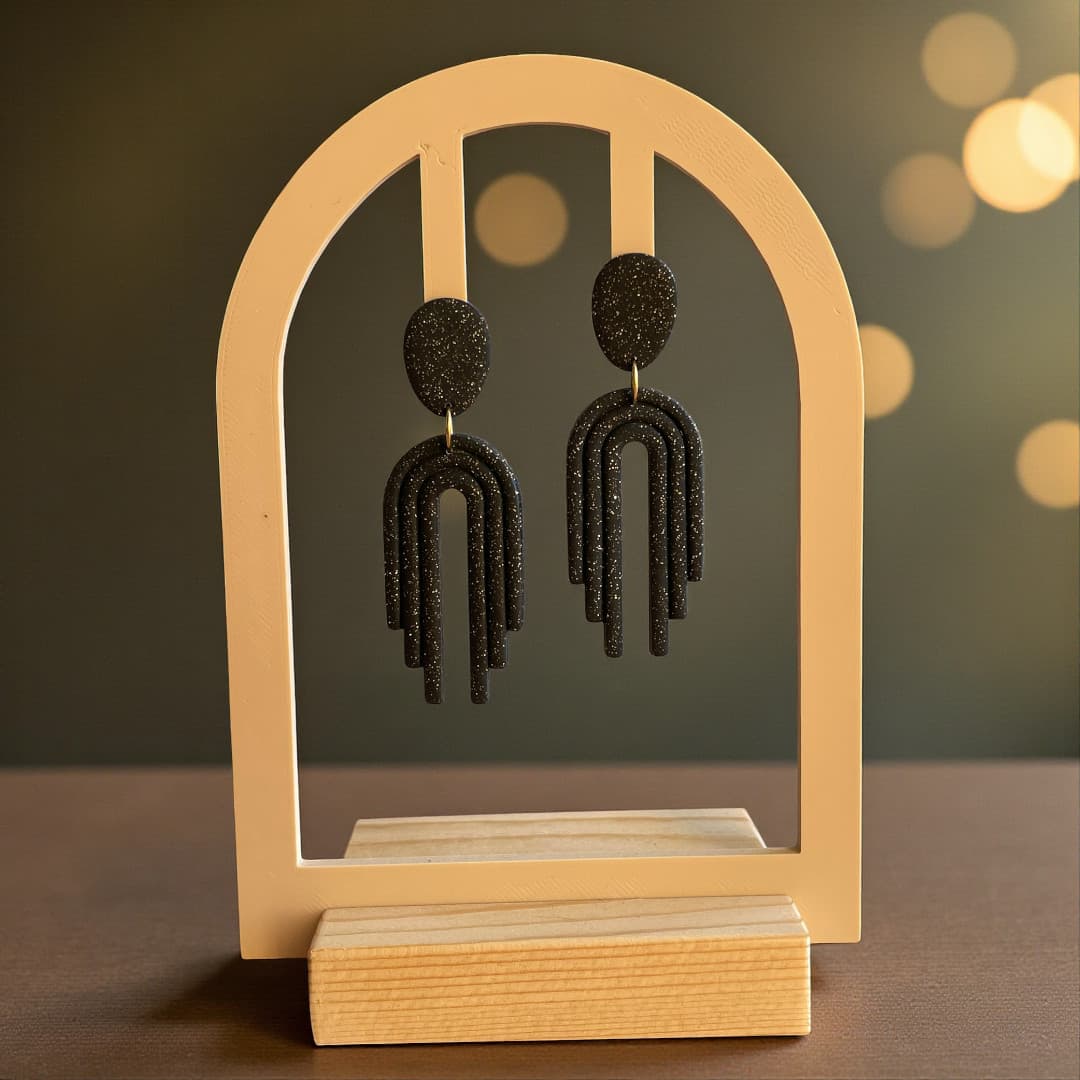 Boucles d’oreilles Alma noire en pâte polymère, création artisanale ATMY Bijoux.