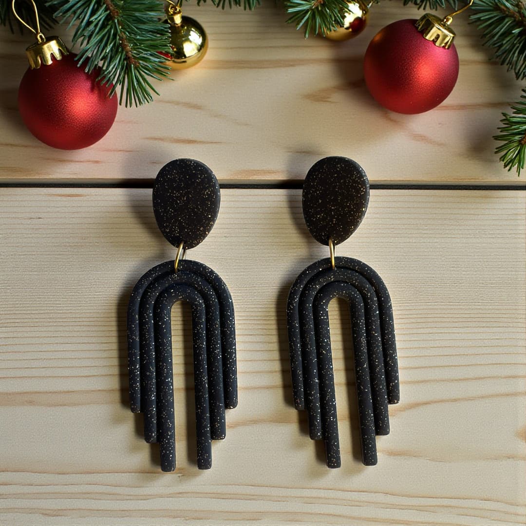 Boucles d’oreilles Alma noire en pâte polymère, création artisanale ATMY Bijoux.