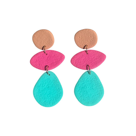 Détail boucles Baya — argile polymère texturée sable fuchsia turquoise faite main en Provence, hypoallergéniques