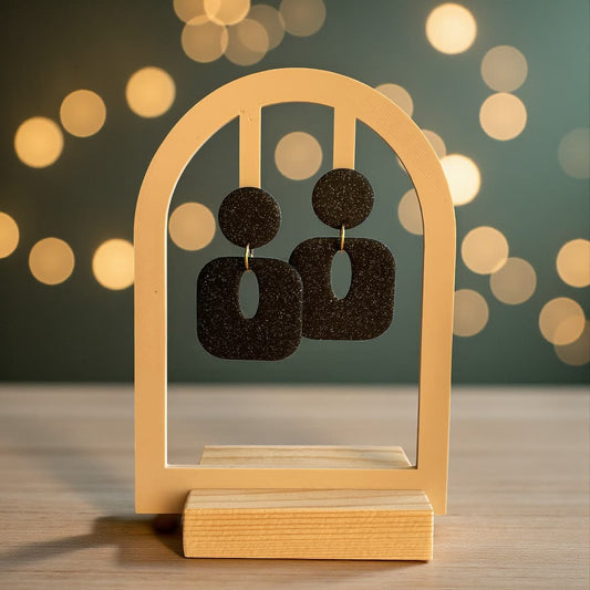 Boucles d’oreilles noires pailletées Céleste en pâte polymère, forme géométrique.