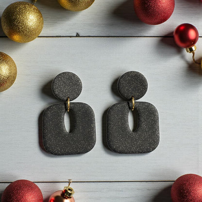 Boucles d’oreilles noires pailletées Céleste en pâte polymère, forme géométrique.