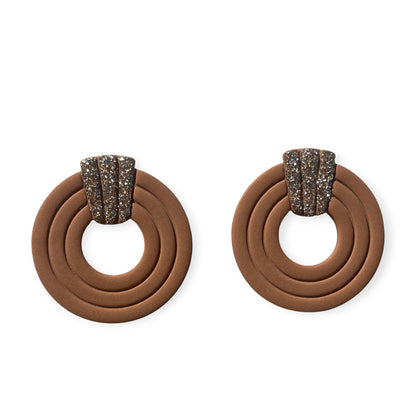 Boucles d’oreilles artisanales en pâte polymère marron cuir, ornées de paillettes Champagne.