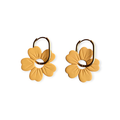Boucles d'oreilles fleur en pate polymere moutarde