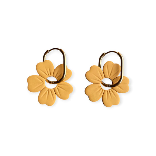 Boucles d'oreilles fleur en pate polymere moutarde