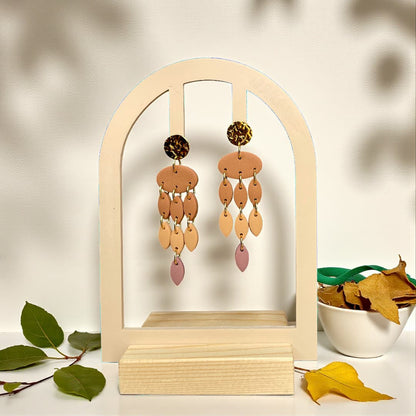 Boucles d’oreilles Isé – création artisanale ATMY Bijoux en pâte polymère marron cuir et doré.