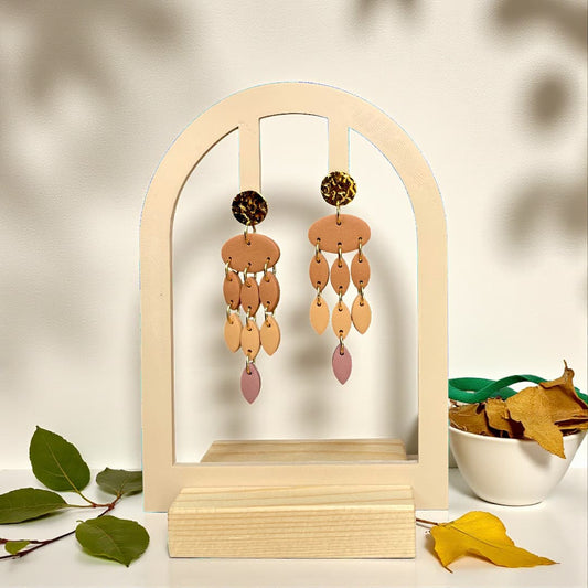 Boucles d’oreilles Isé – création artisanale ATMY Bijoux en pâte polymère marron cuir et doré.