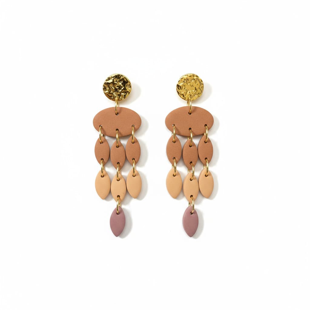Boucles d’oreilles Isé – création artisanale ATMY Bijoux en pâte polymère marron cuir et doré.
