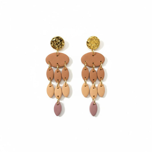 Boucles d’oreilles Isé – création artisanale ATMY Bijoux en pâte polymère marron cuir et doré.