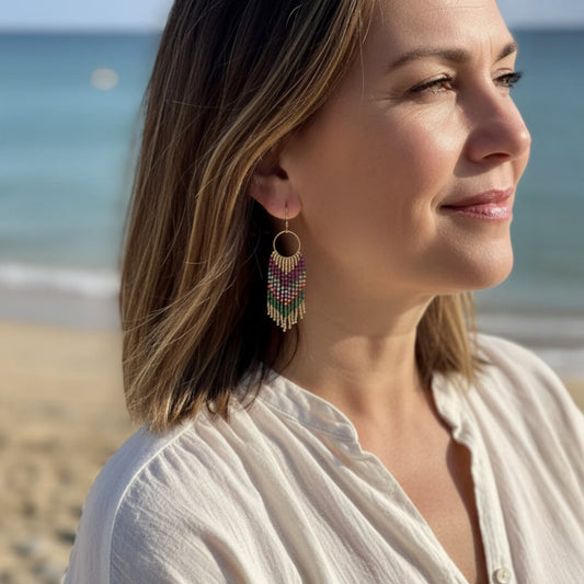 Boucles d'oreilles Kiara dorées fuchsia et vert portées par une femme — ATMY Bijoux
