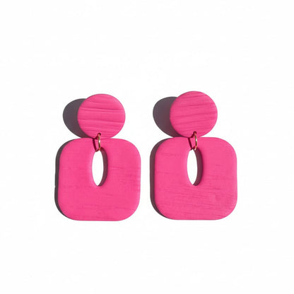 Gros plan argile polymère fuchsia texture veinée - Boucles d'oreilles Lena ATMY