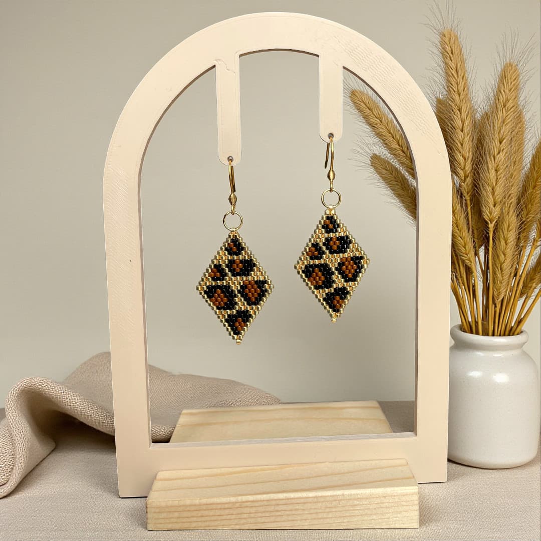 Boucles d’oreilles Nour en perles Miyuki doré, noir et cognac, tissées à la main avec crochets en acier inoxydable doré – ATMY Bijoux.