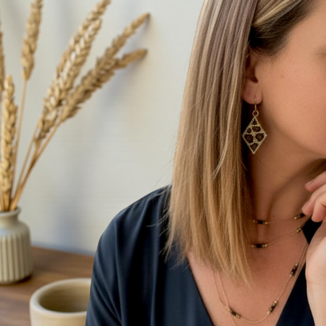 Boucles d’oreilles Nour en perles Miyuki doré, noir et cognac, tissées à la main avec crochets en acier inoxydable doré – ATMY Bijoux.