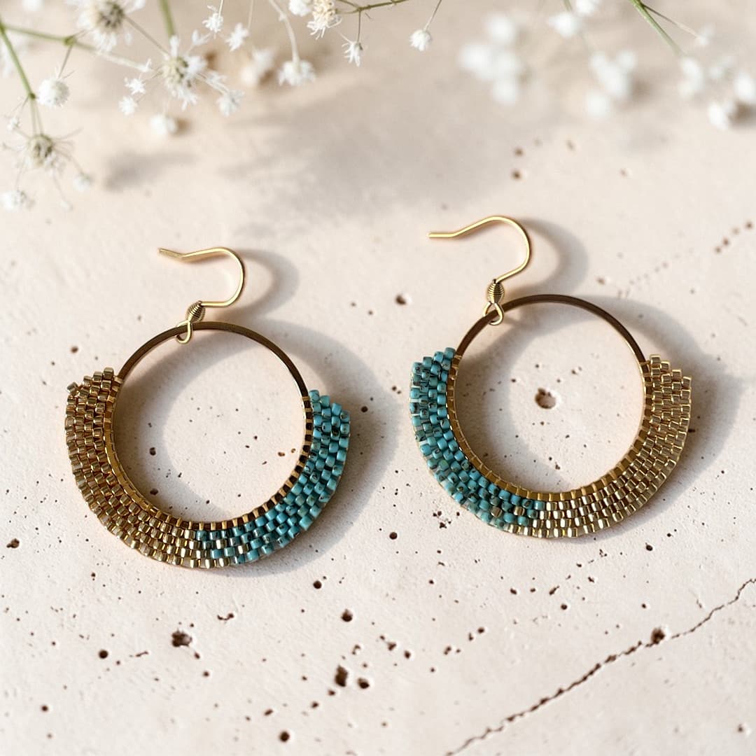 Flat lay boucles d'oreilles Aya turquoise et or tissées à la main en Provence - ATMY Bijoux