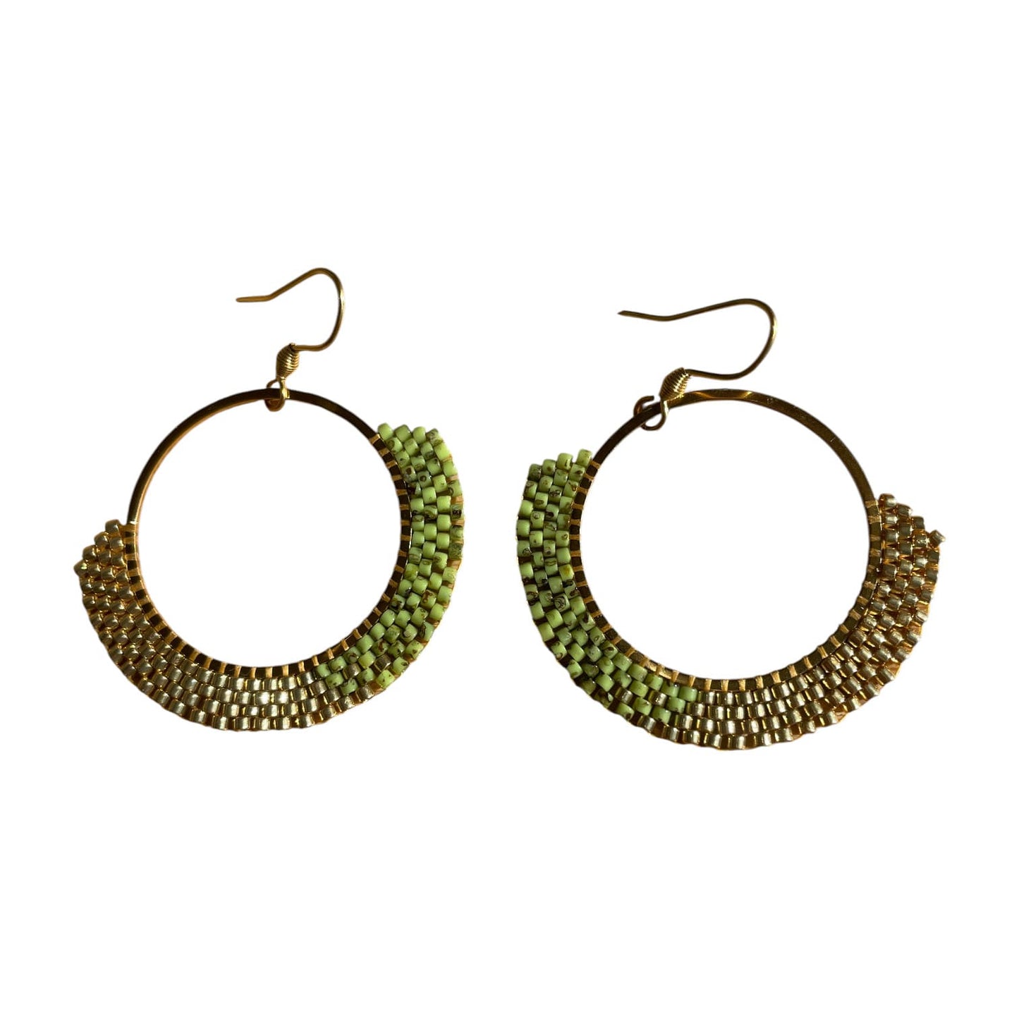 Détail boucles d'oreilles Aya - tissage artisanal perles Miyuki vert Picasso et doré, 40mm, hypoallergéniques