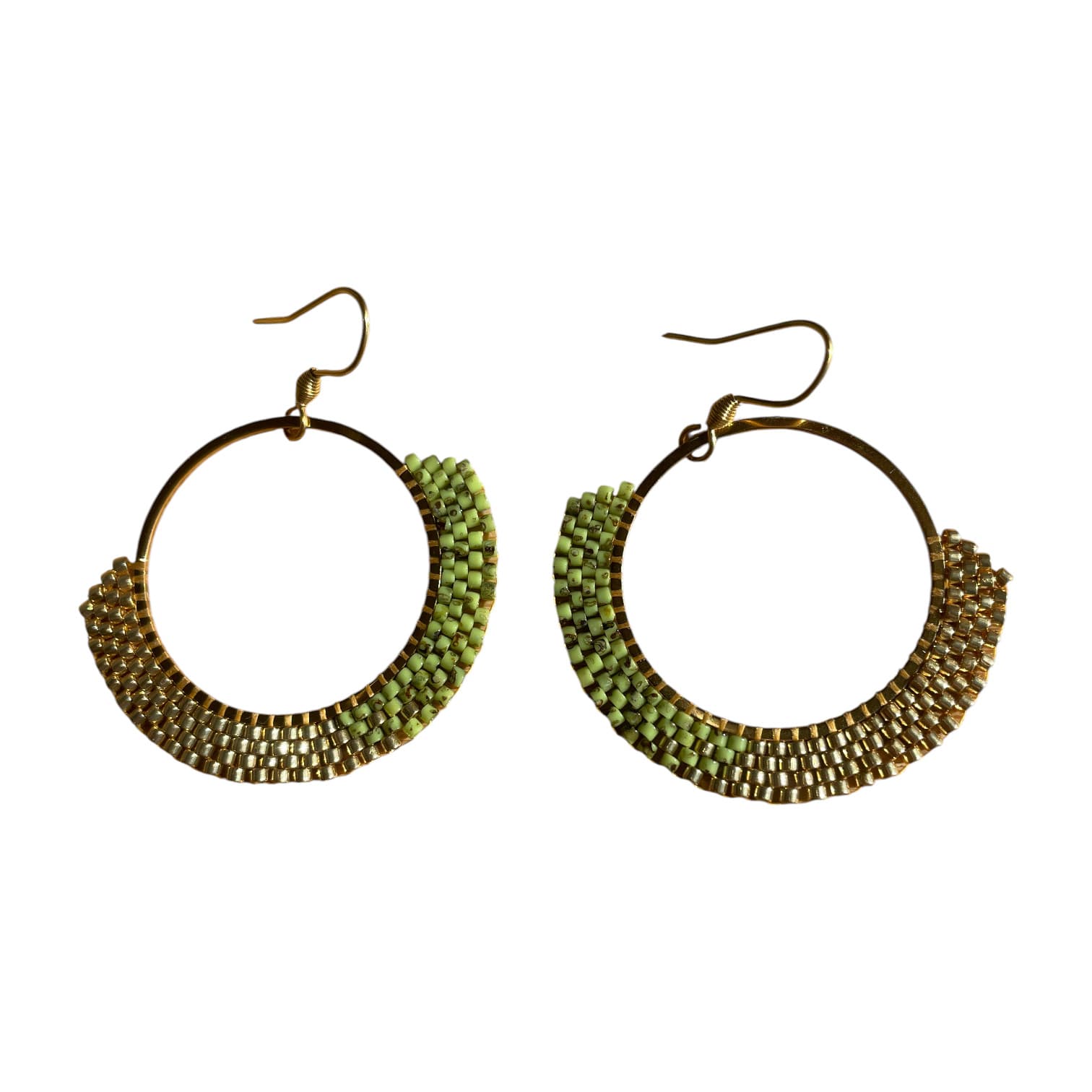 Détail boucles d'oreilles Aya - tissage artisanal perles Miyuki vert Picasso et doré, 40mm, hypoallergéniques