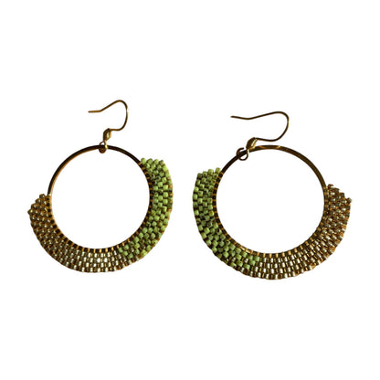 Détail boucles d'oreilles Aya - tissage artisanal perles Miyuki vert Picasso et doré, 40mm, hypoallergéniques