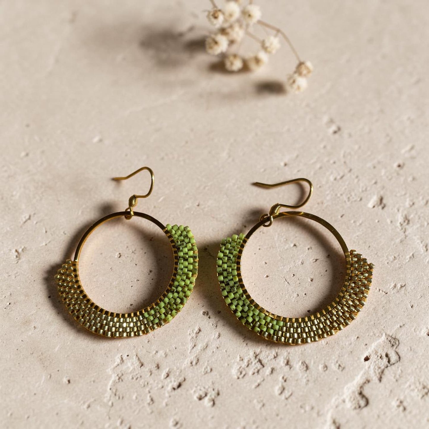 Flat lay boucles d'oreilles Aya vert et or tissées à la main en Provence - ATMY Bijoux