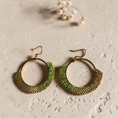 Flat lay boucles d'oreilles Aya vert et or tissées à la main en Provence - ATMY Bijoux