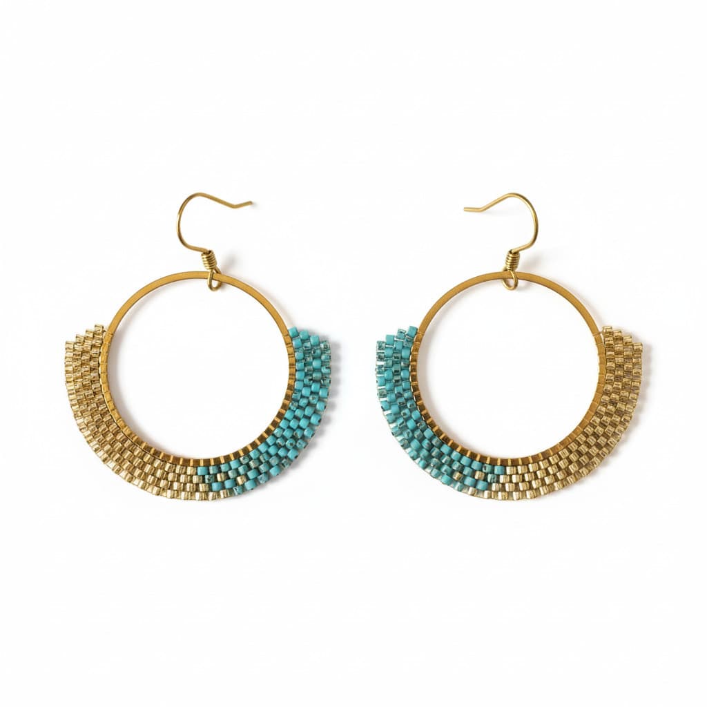 Détail boucles d'oreilles Aya - tissage artisanal perles Miyuki turquoise Picasso et doré, 40mm, hypoallergéniques