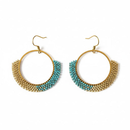 Détail boucles d'oreilles Aya - tissage artisanal perles Miyuki turquoise Picasso et doré, 40mm, hypoallergéniques