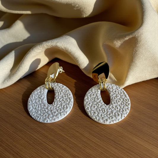 Boucles d’oreilles Amalya en pâte polymère latte avec attache dorée, motif léopard en relief