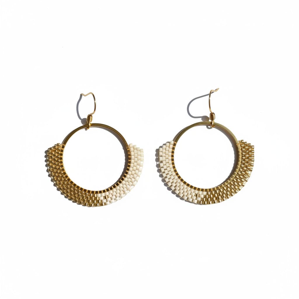 Boucles d'oreilles Aya perle miyuki delica creme fond blanc