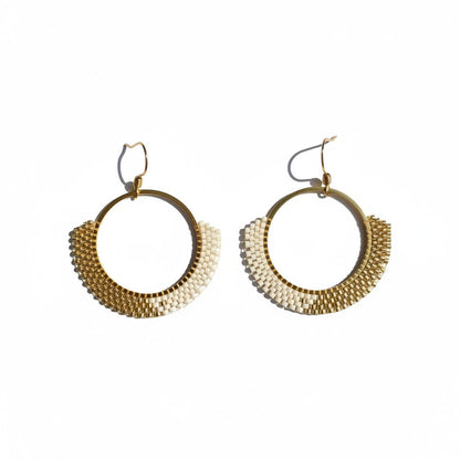 Boucles d'oreilles Aya perle miyuki delica creme fond blanc