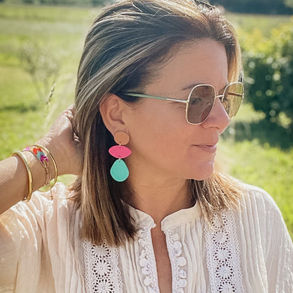 boucles Baya portées — argile polymère texturée sable fuchsia turquoise faite main en Provence, hypoallergéniques
