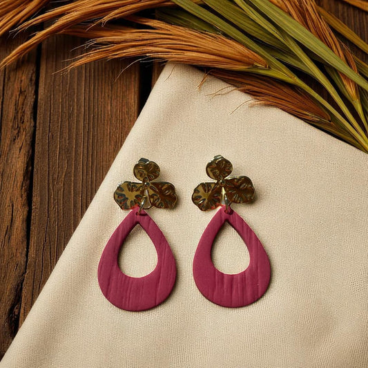 Boucles d’oreilles Chloé fleur dorée et pendentif rouge – ATMY Bijoux
