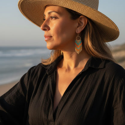 Boucles d'oreilles Kiara dorées turquoise et orange portées par une femme — ATMY Bijoux