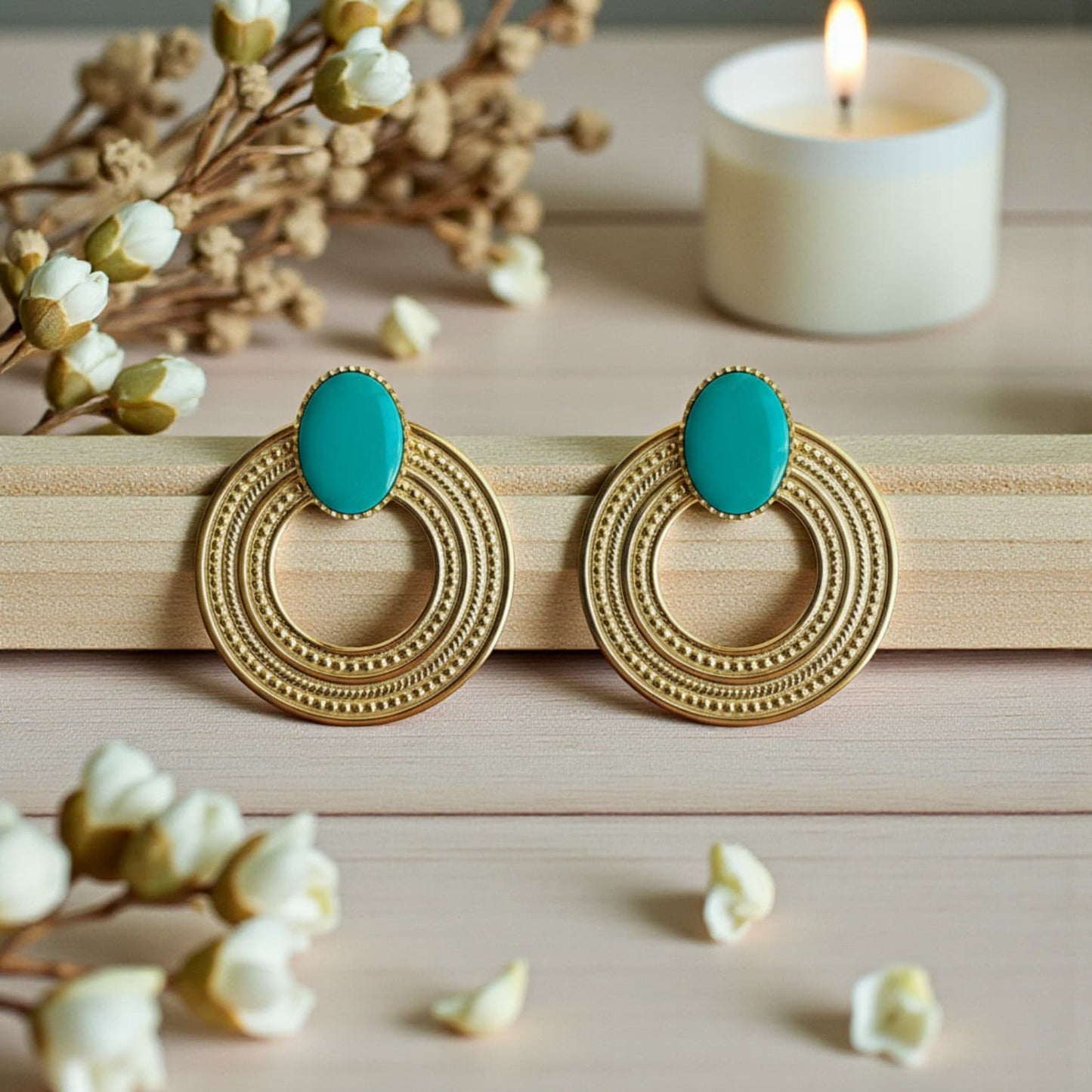 Boucles d'oreilles Louise - Puces dorées cabochon vert émeraude