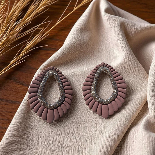 Boucles d’oreilles Thalia en pâte polymère couleur brun avec paillettes champagne – bijou artisanal ATMY Bijoux