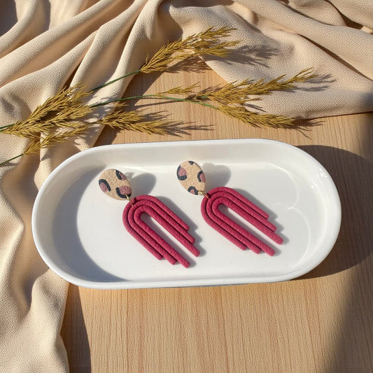 Boucles d’oreilles Alma – Rouge profond & motif léopard