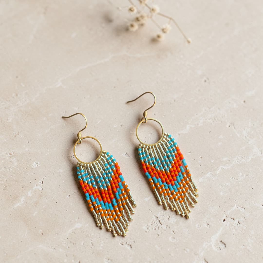 Détail boucles d'oreilles Kiara — tissage artisanal perles Miyuki doré turquoise orange, 7cm, hypoallergéniques