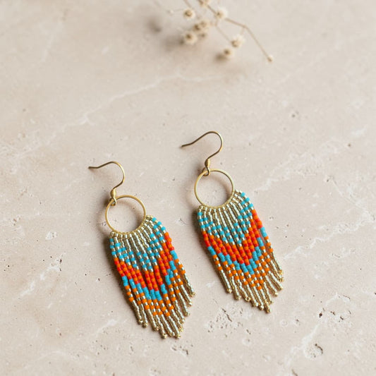 Détail boucles d'oreilles Kiara — tissage artisanal perles Miyuki doré turquoise orange, 7cm, hypoallergéniques